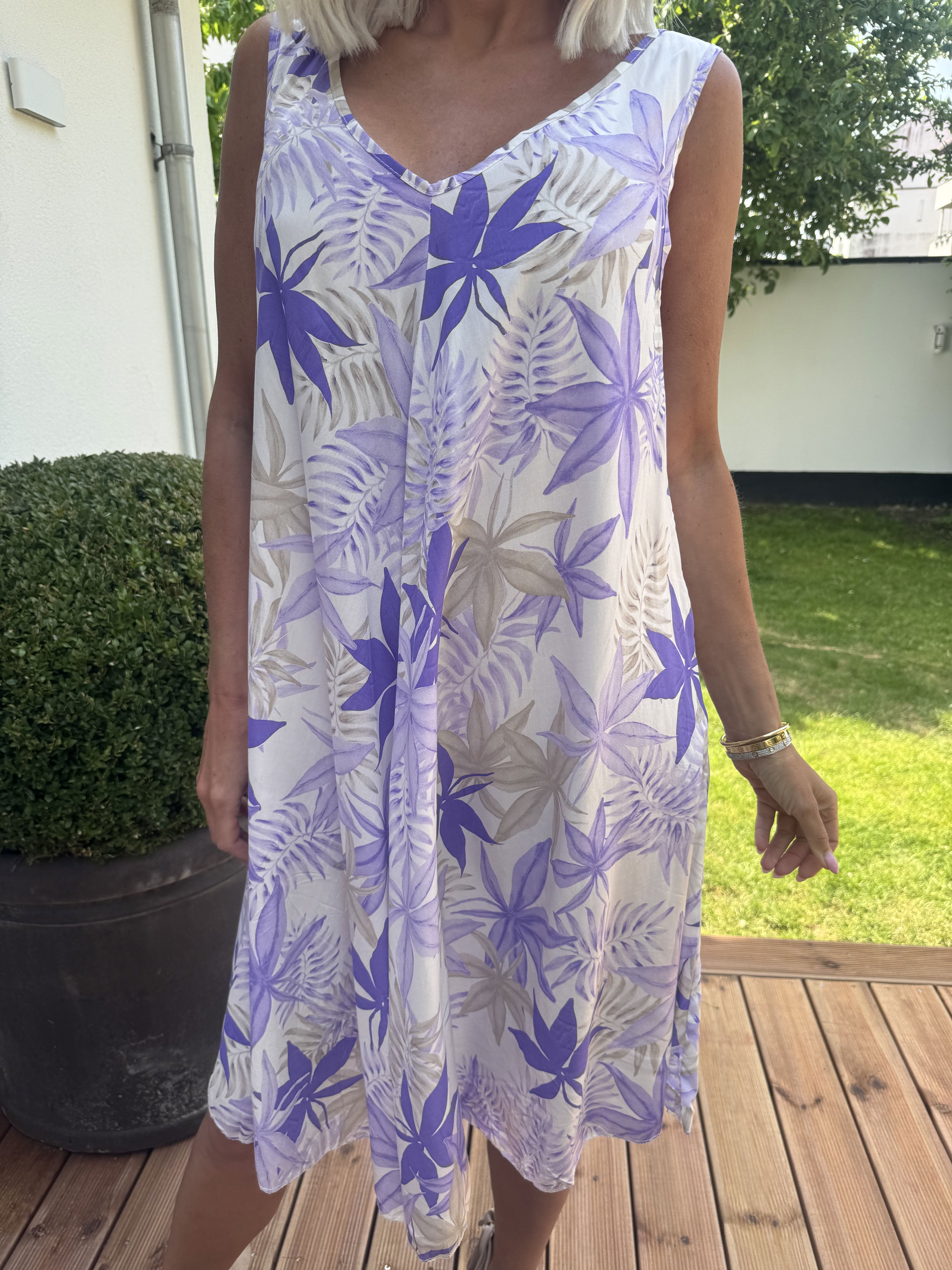 Sigri - Söt blommig klänning i viskos med breda axelband